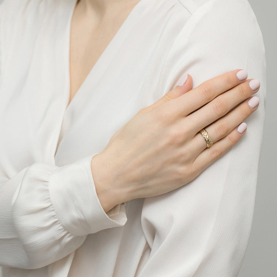 Zlatý prsteň s otvorenou prácou