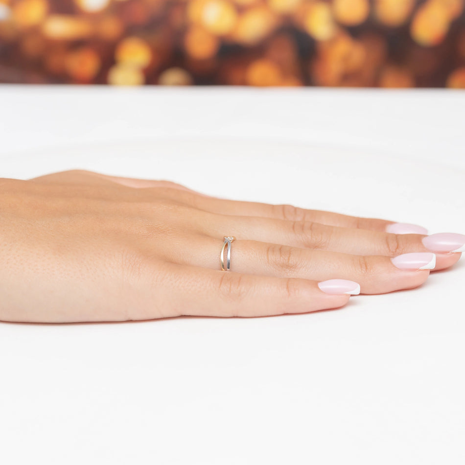 Dvojfarebný zlatý prsteň so zirkónmi