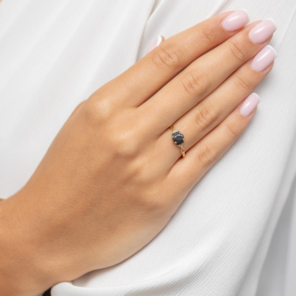 Zlatý prsteň so zirkónmi s pleteným vzorom