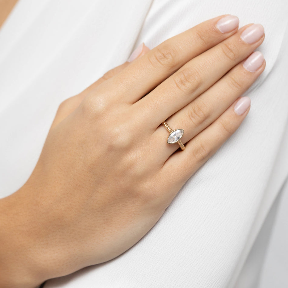 Zlatý prsteň so zirkónmi