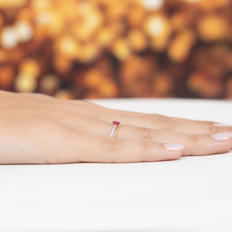 Zlatý prsteň s červenými vlnami z zirkónu