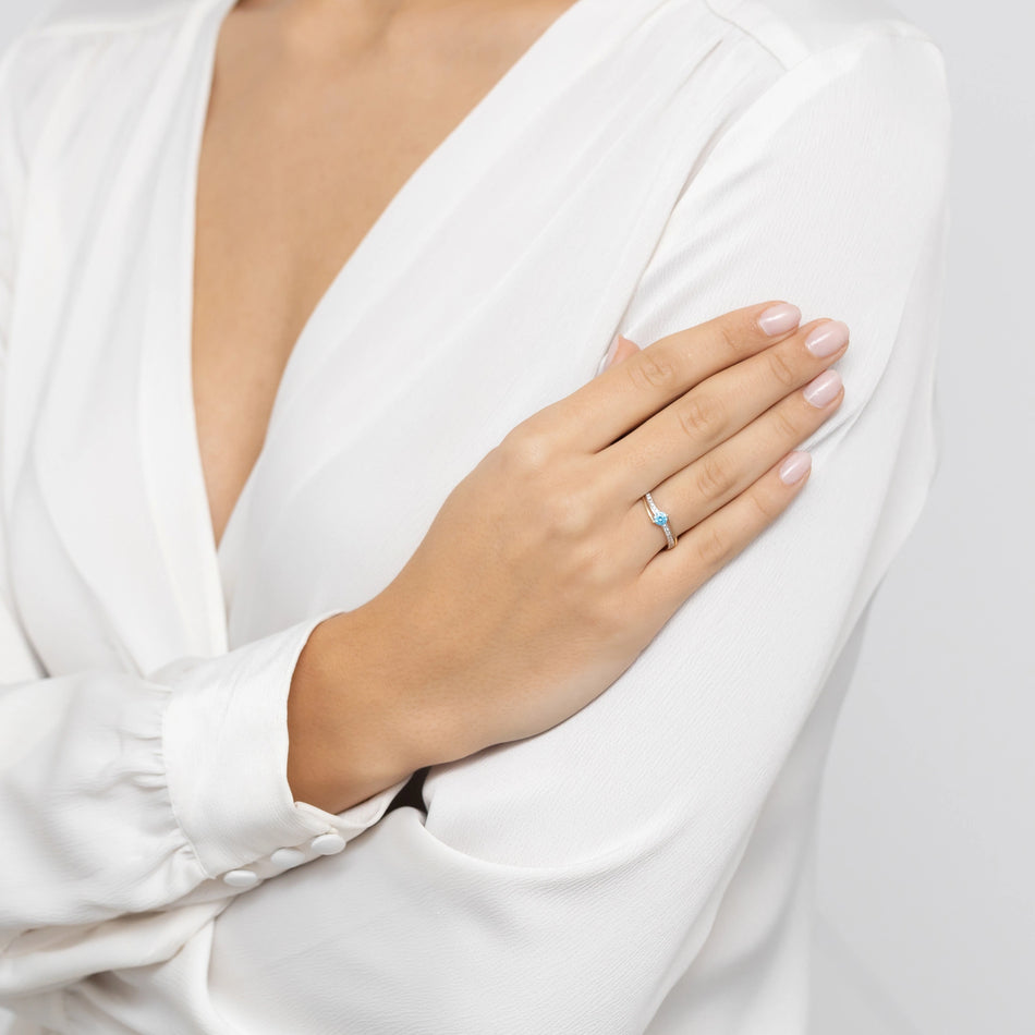 Zlatý prsteň s modrými zirkónovými vlnami