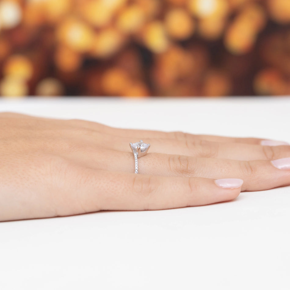 Strieborný prsteň so zirkónmi