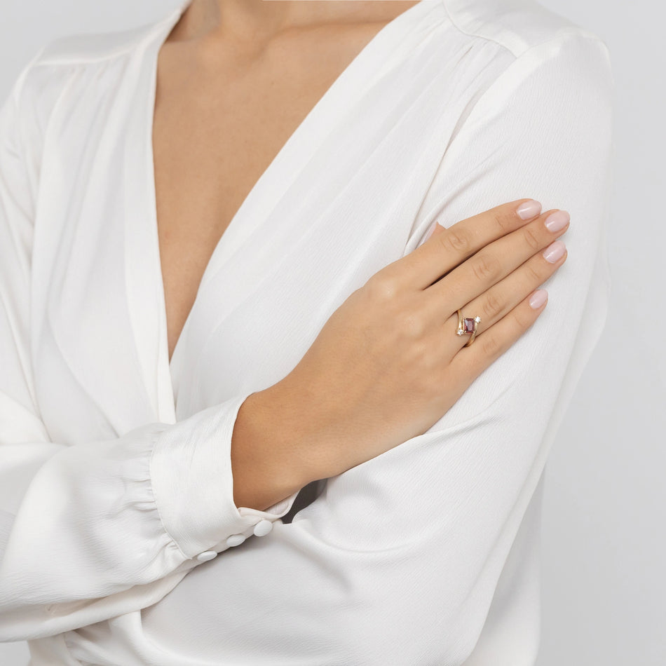 Zlatý prsteň s červenou zirkóniou