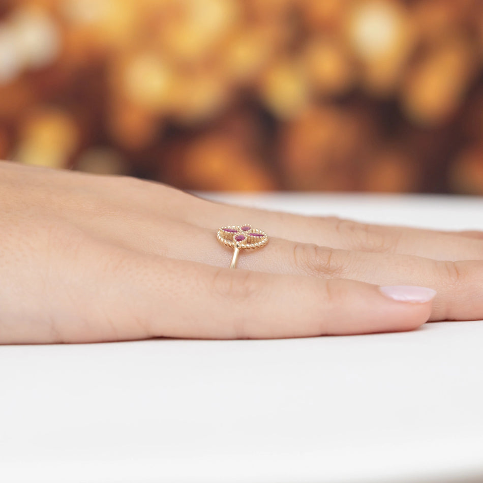 Zlatý prsteň s červenou zirkóniovou kvetinou