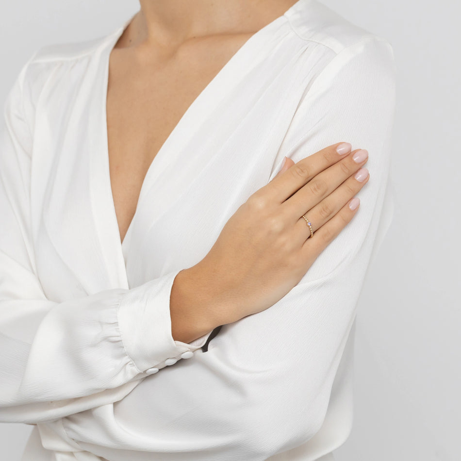 Zlatý prsteň s fialovými zirkónovými korálkami