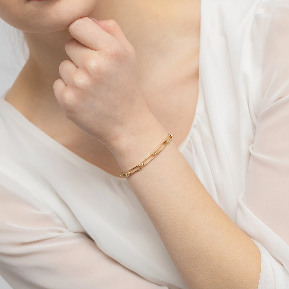 Zlatý náramok so širokými článkami