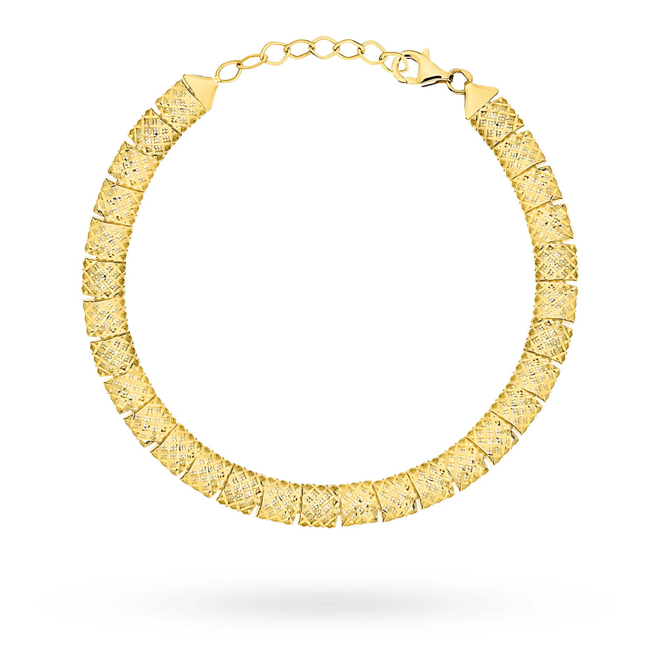 Zlatý náramok s otvorenými štvorcovými segmentmi zdobenými prácou na kovu