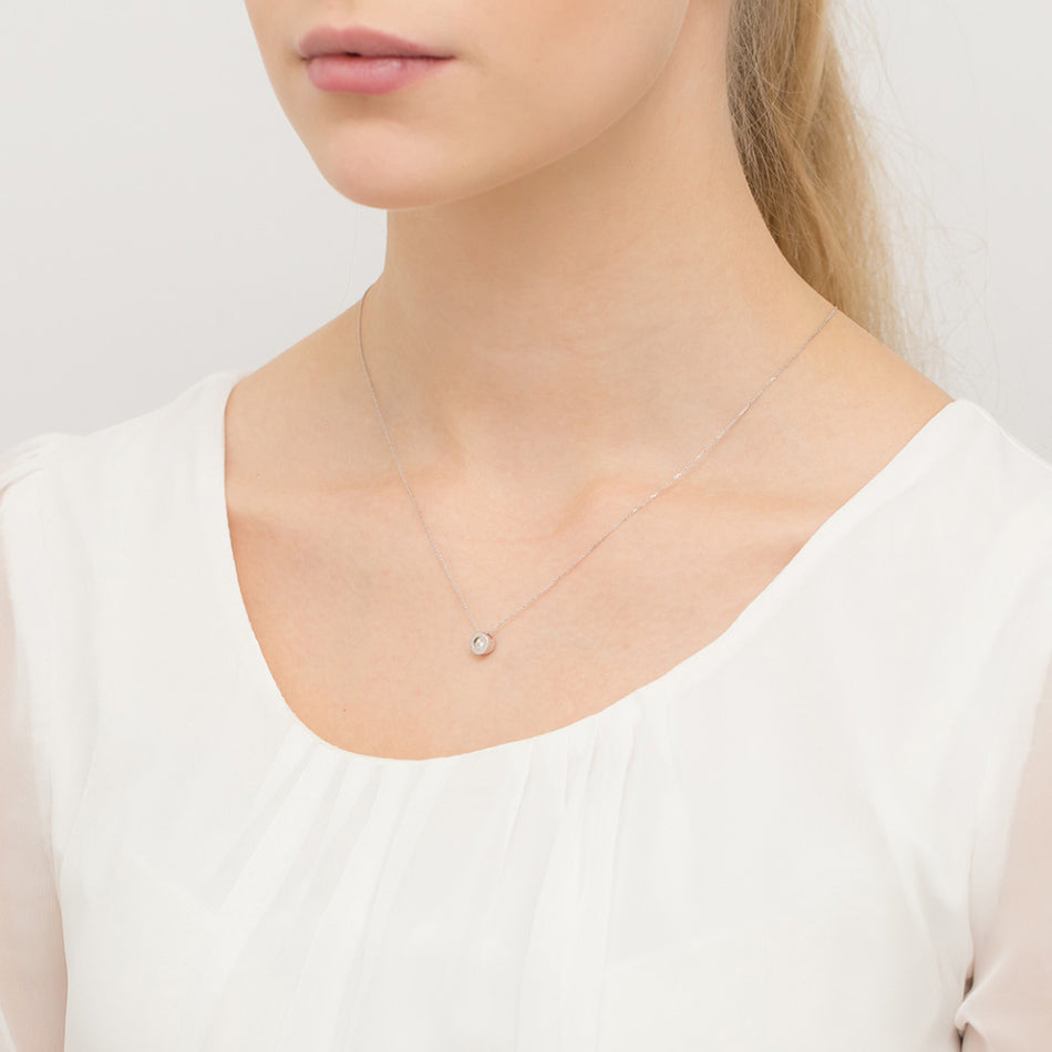 Gold Celebrity Necklace with Diamond Round