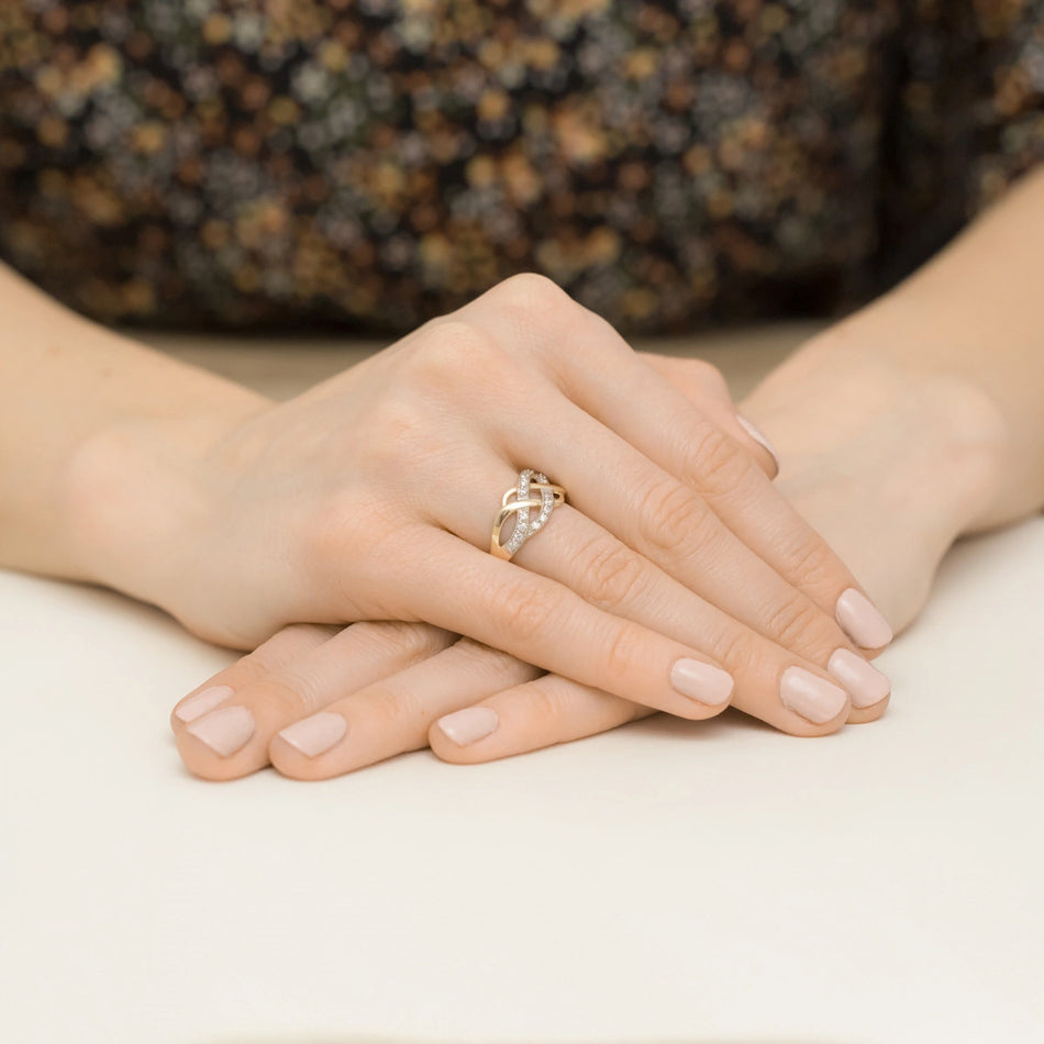 Dvojfarebný zlatý prsteň so zirkónmi