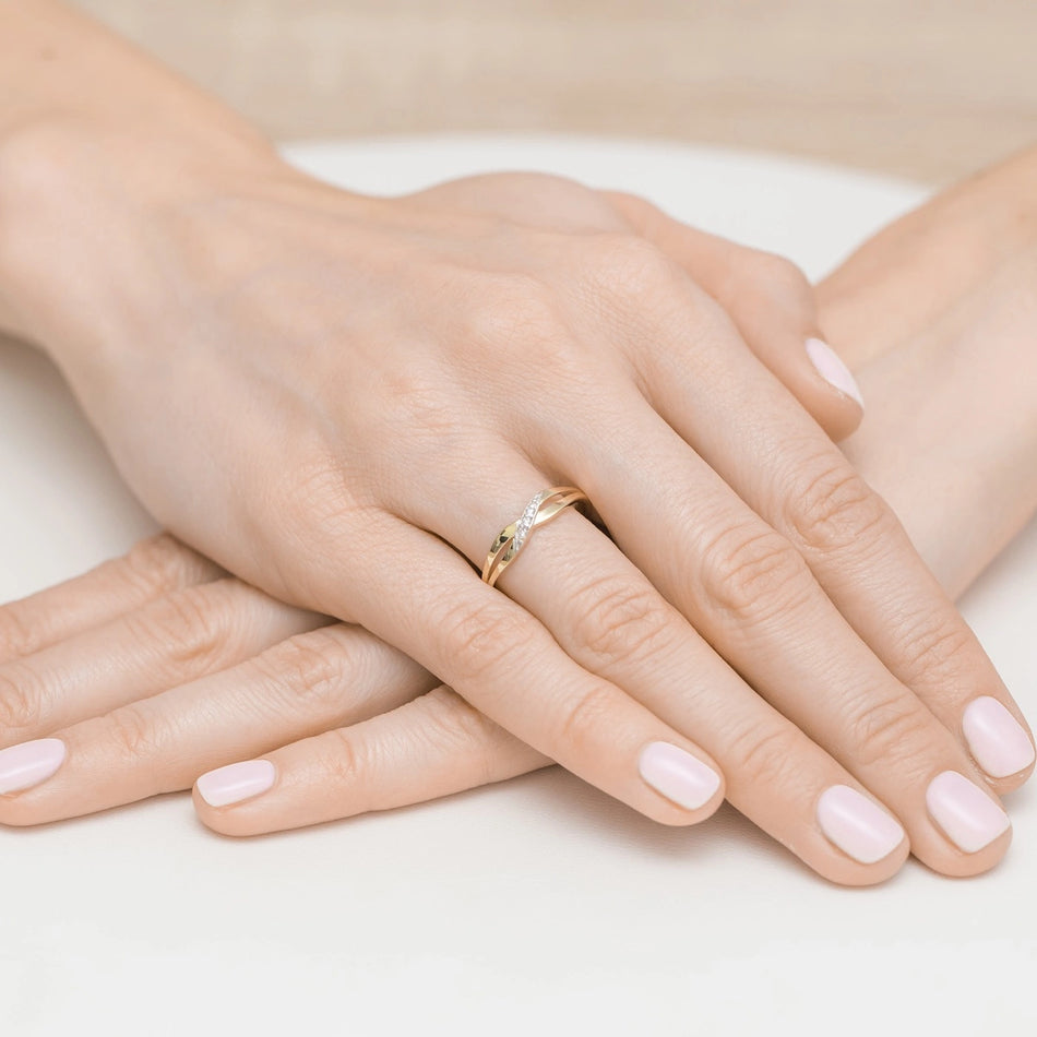 Zlatý prsteň so zirkónmi s pleteným vzorom