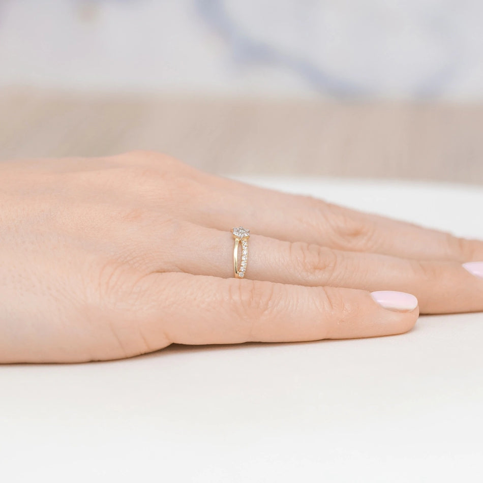 Gold Ring with Zirconia Flower