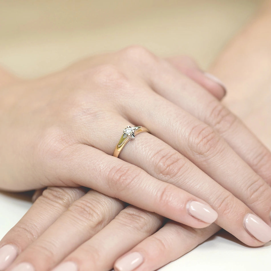 Zlatý prsteň s diamantom 0,12 ct