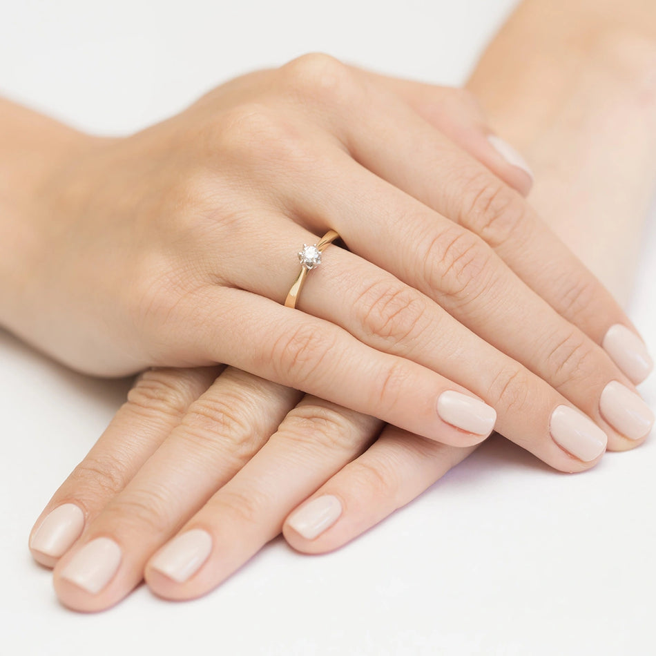 Zlatý prsteň s diamantom 0,12 ct