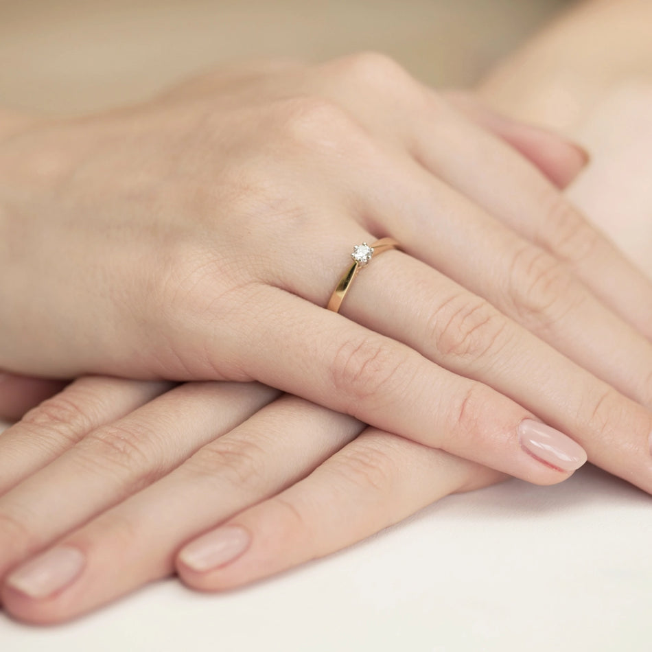 Zlatý prsteň s diamantom 0,12 ct