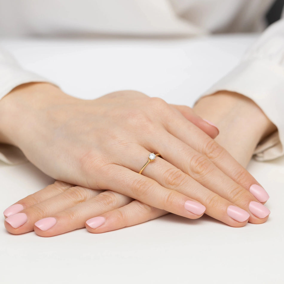 Zlatý prsteň s 0,20 ct a 0,01 ct laboratórnymi diamantmi