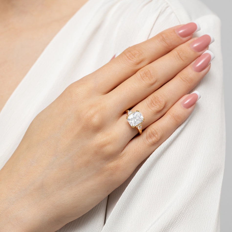 Strieborný prsteň so zirkónmi