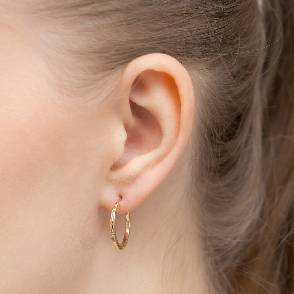 Zlaté kruhové zásuvacie náušnice