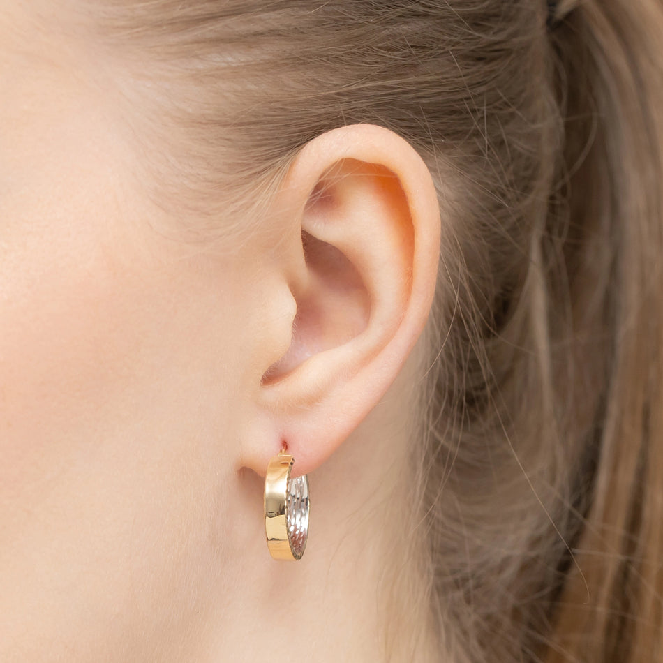 Dvojfarebné zlaté kruhové zásuvacie náušnice