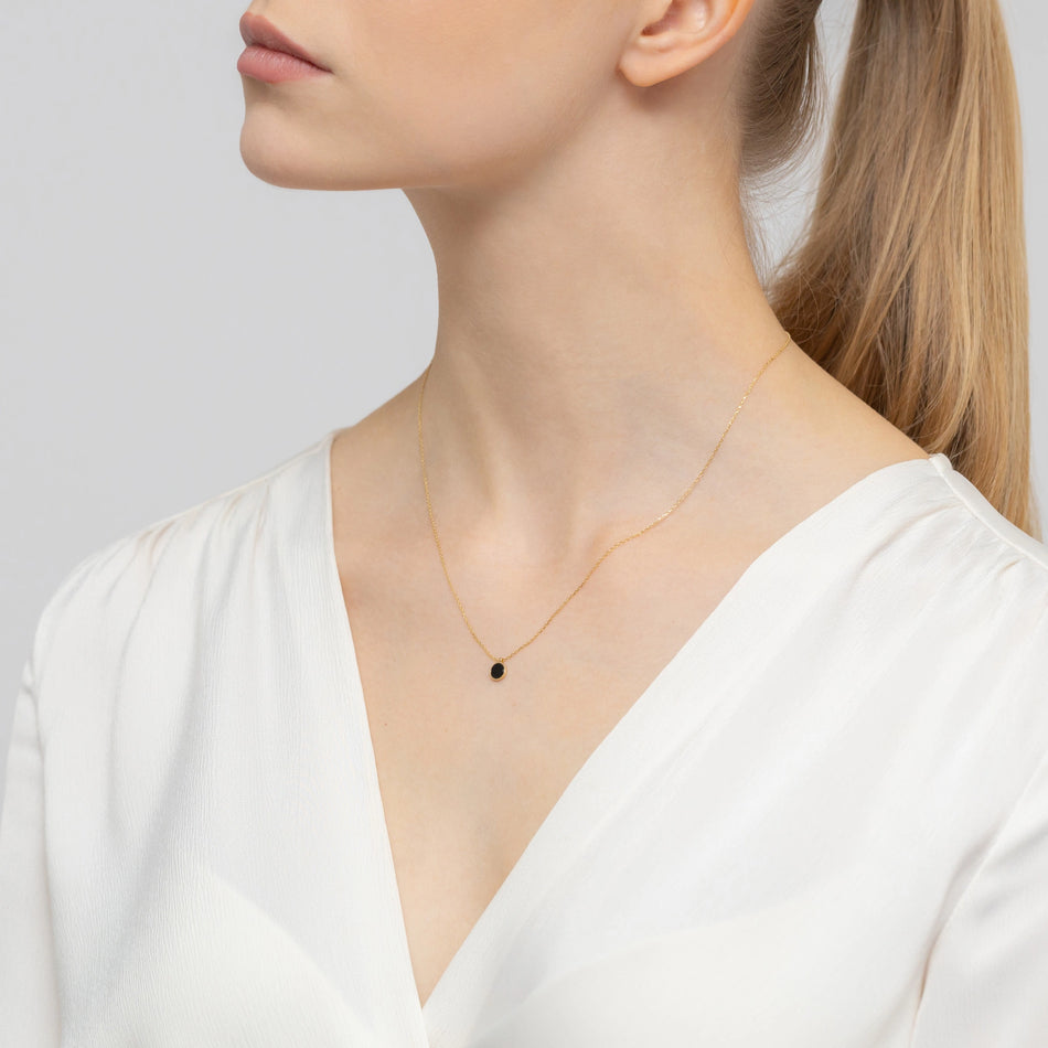 Zlatý náhrdelník s čiernym achátom