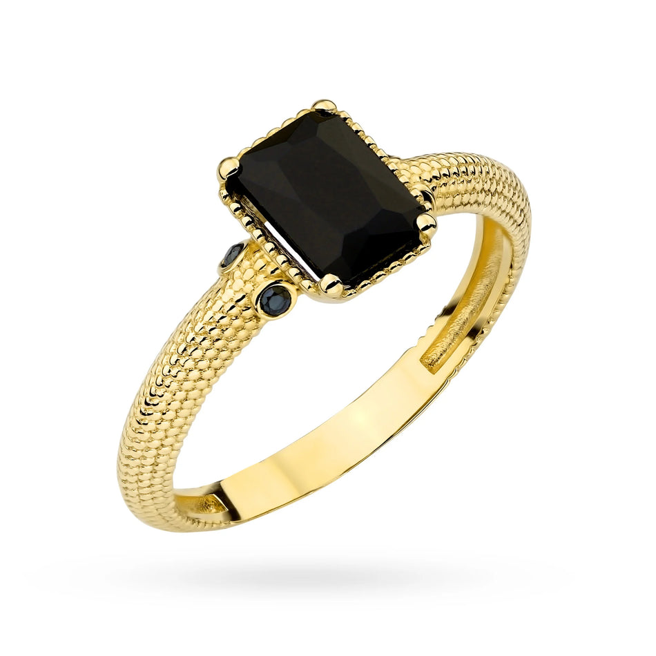 Ozdobený zlatý prsteň s čiernym kameňom