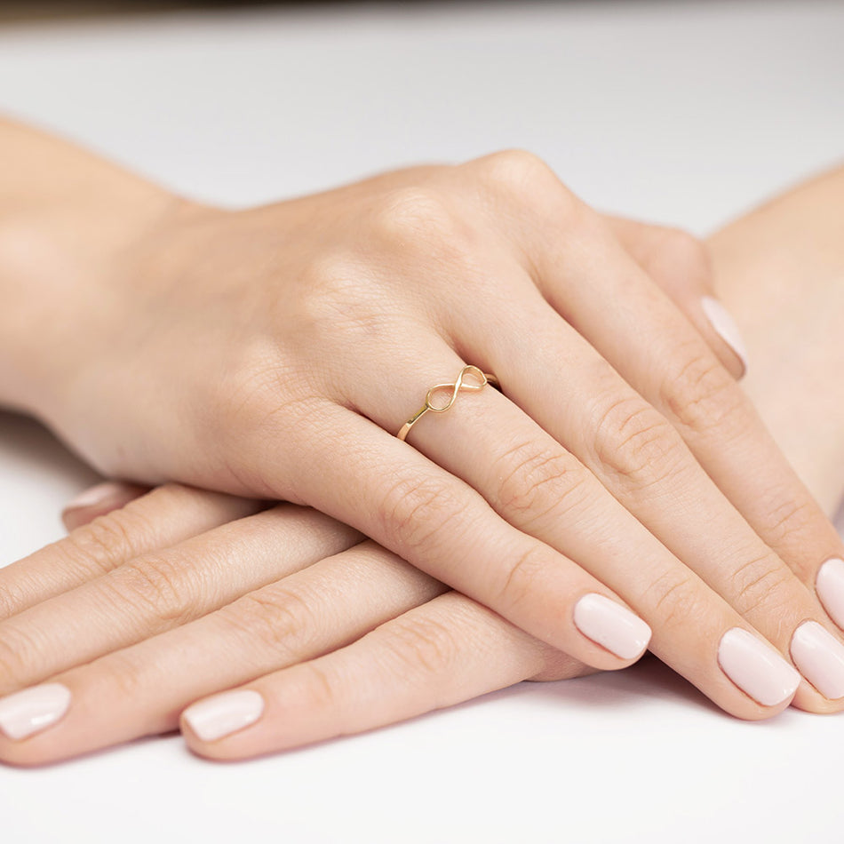 Zlatý prsteň Infinity