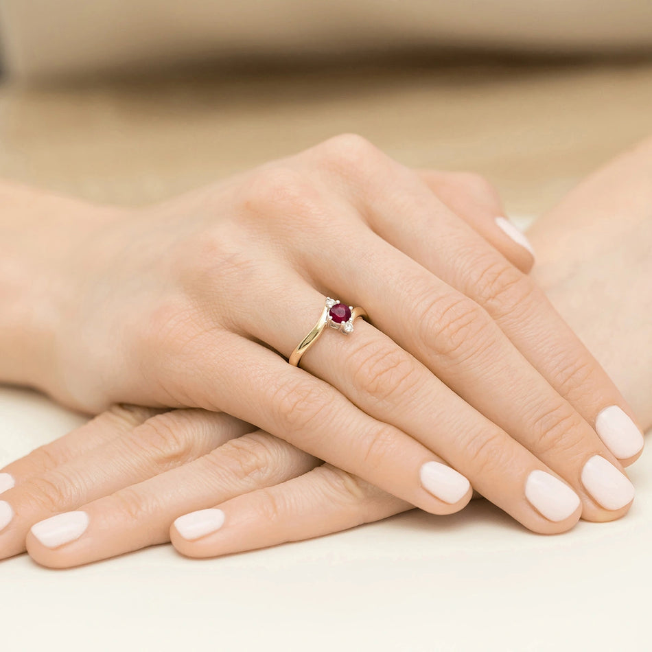 Gold Ring with 0.60ct Ruby and Diamonds