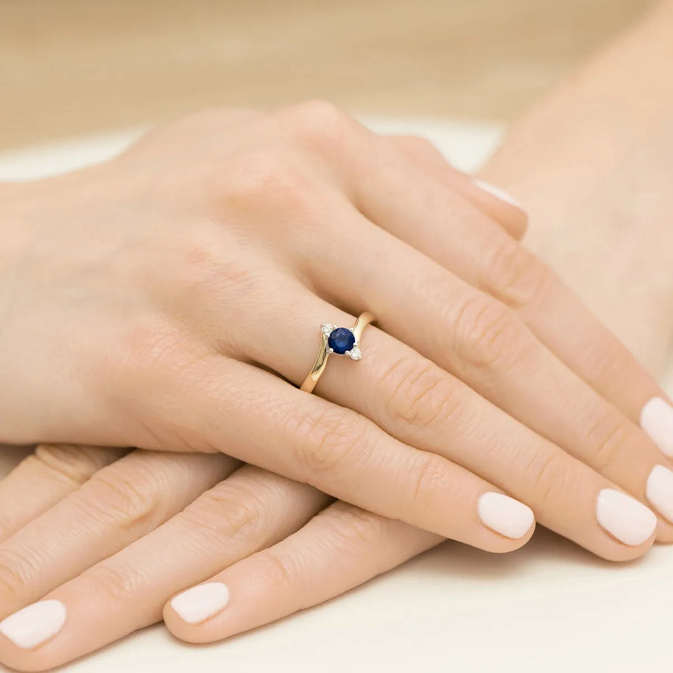 Zlatý prsteň so zafírom 0,50 ct a diamantmi