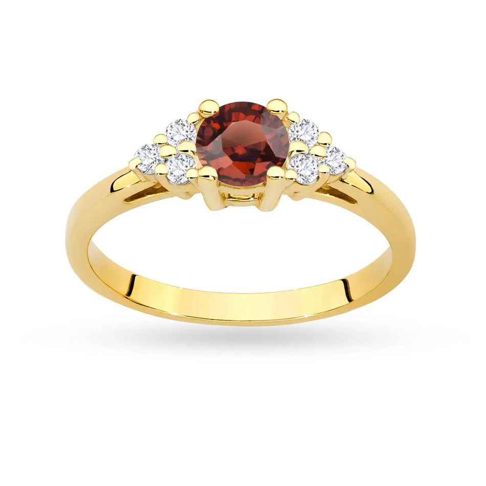 Gold Ring with 0,60ct Garnet and 6 Diamonds