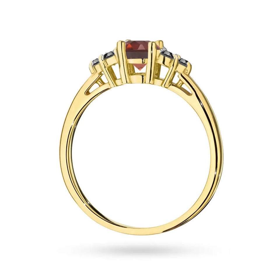 Gold Ring with 0,60ct Garnet and 6 Black Diamonds