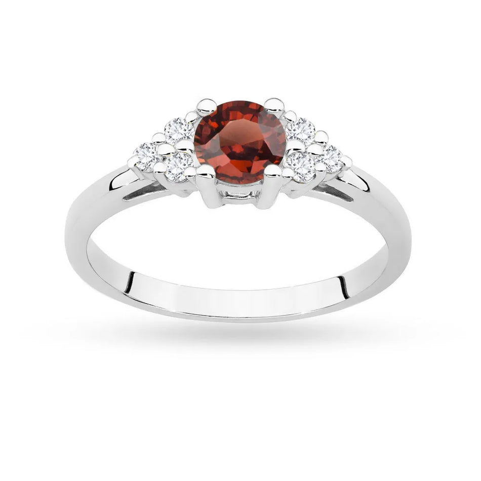 Gold Ring with 0,60ct Garnet and 6 Diamonds