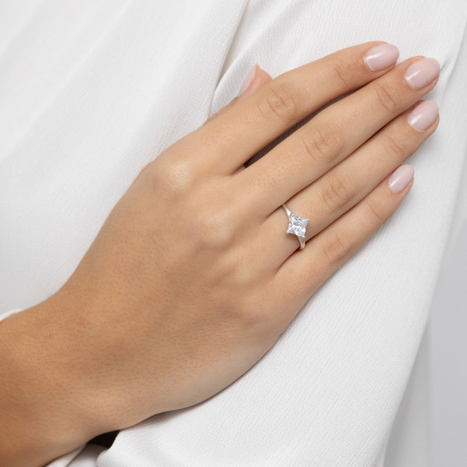 Strieborný prsteň so zirkónmi