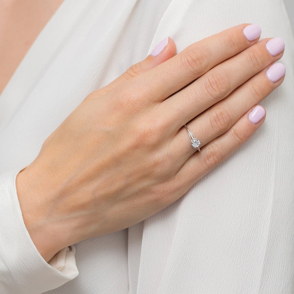 Strieborný prsteň so zirkónmi