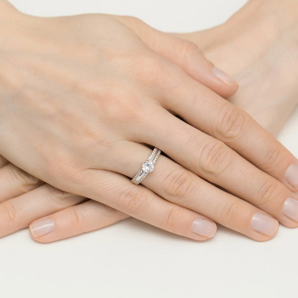 Strieborný prsteň so zirkónmi