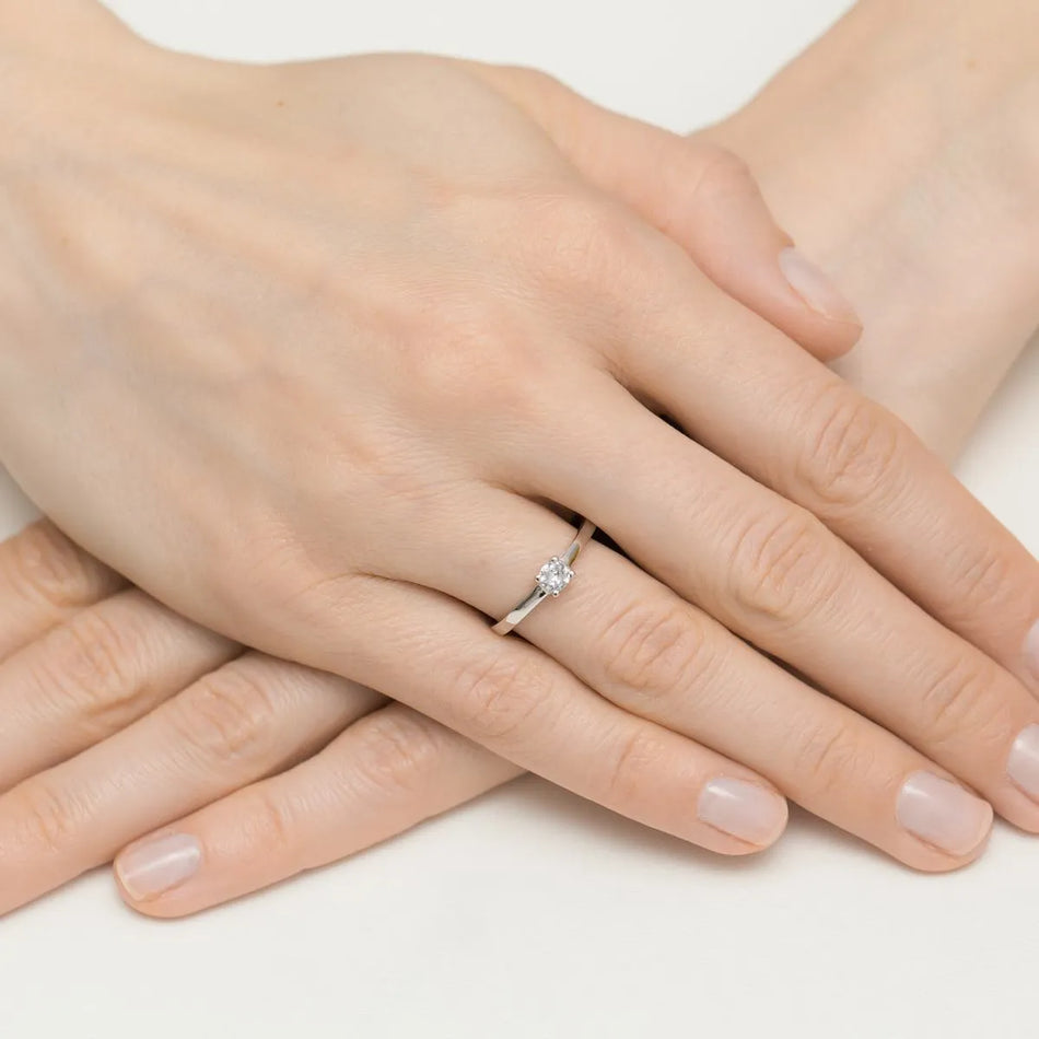 Strieborný prsteň so zirkónmi