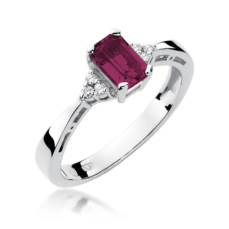 Gold Ring with 0.80ct Ruby and Diamonds