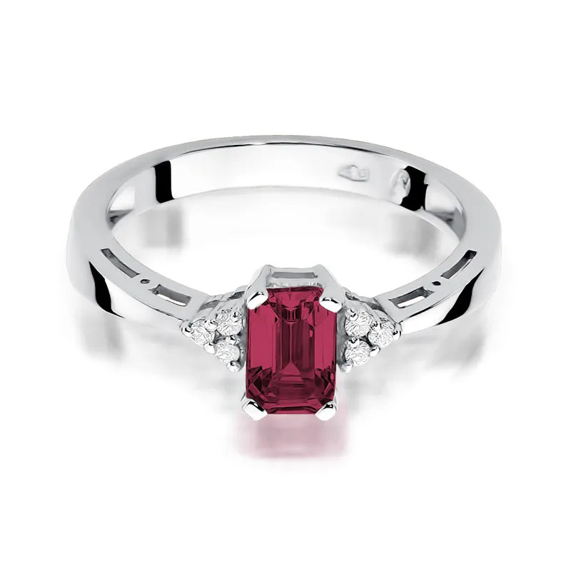 Gold Ring with 0.80ct Ruby and Diamonds