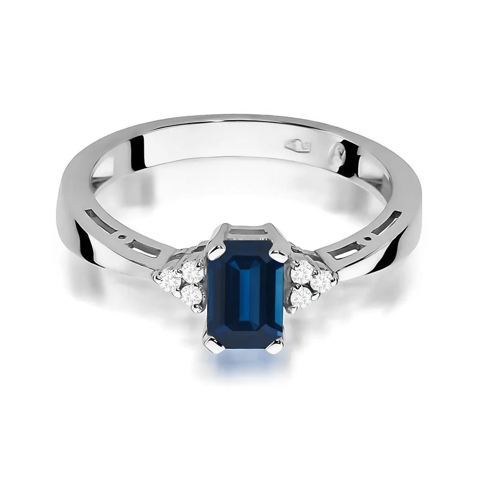 Gold Ring with 0.60ct Sapphire and Diamonds