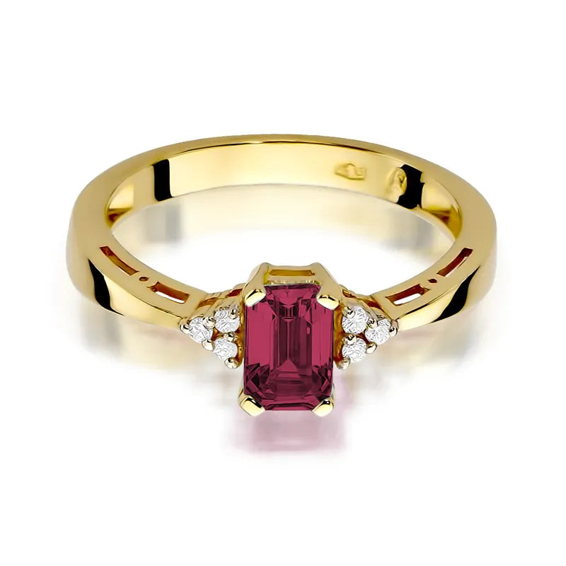 Gold Ring with 0.80ct Ruby and Diamonds