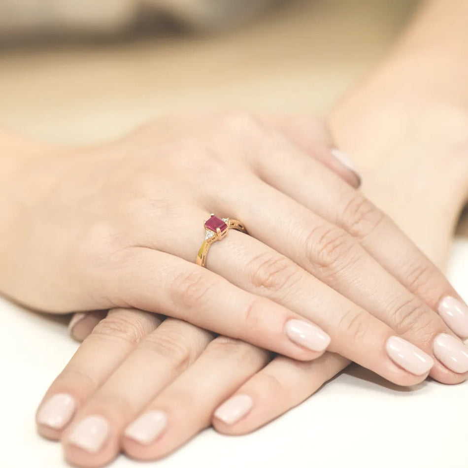 Zlatý prsteň s 0,80 ct rubínom a diamantmi