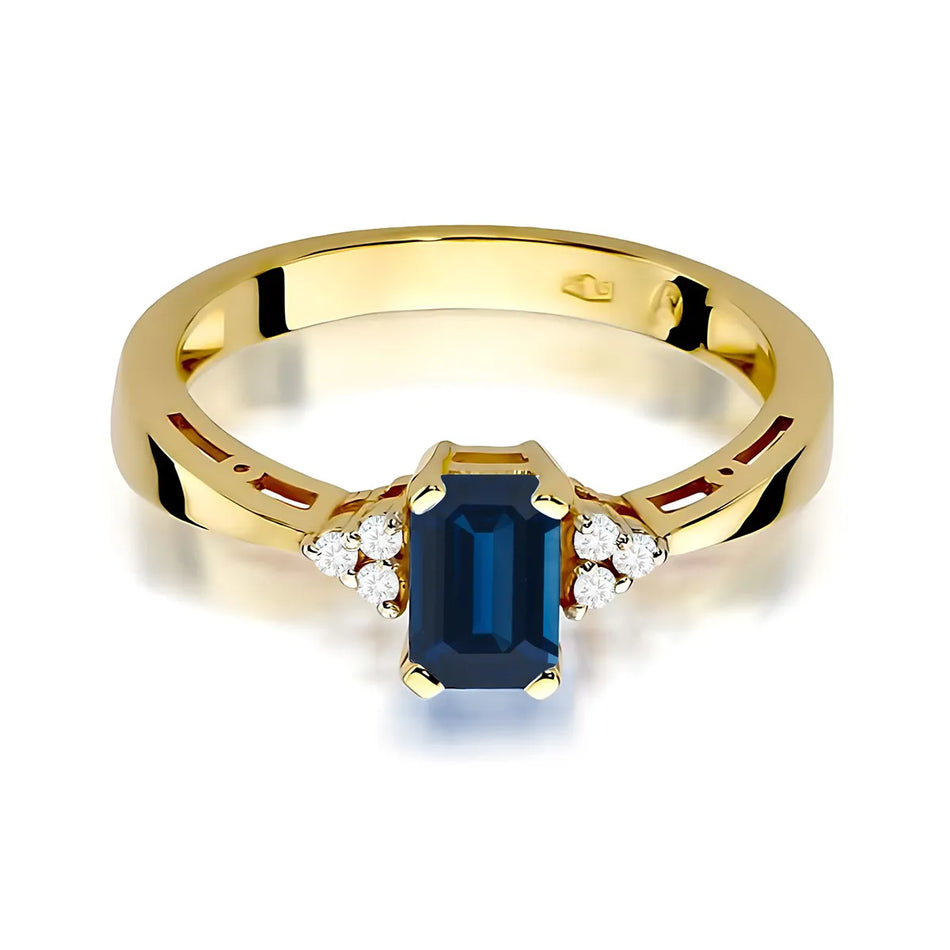 Gold Ring with 0.60ct Sapphire and Diamonds