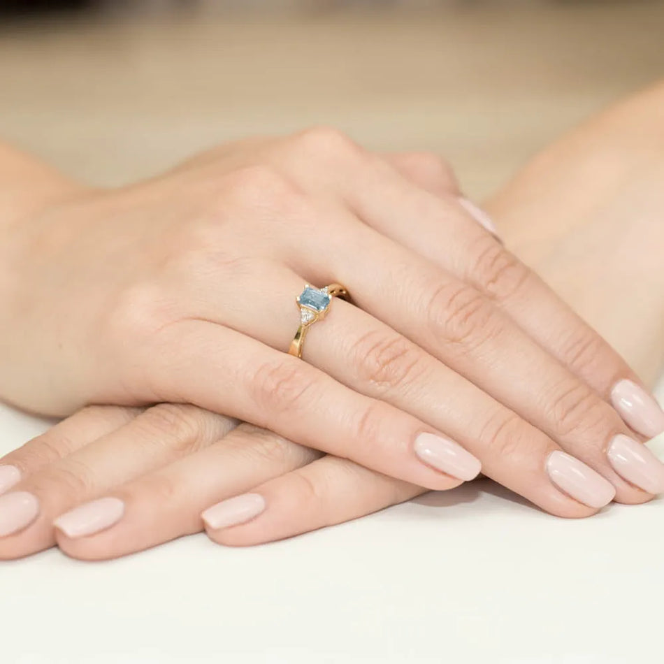 Zlatý prsteň s topásom 0,65 ct a diamantmi