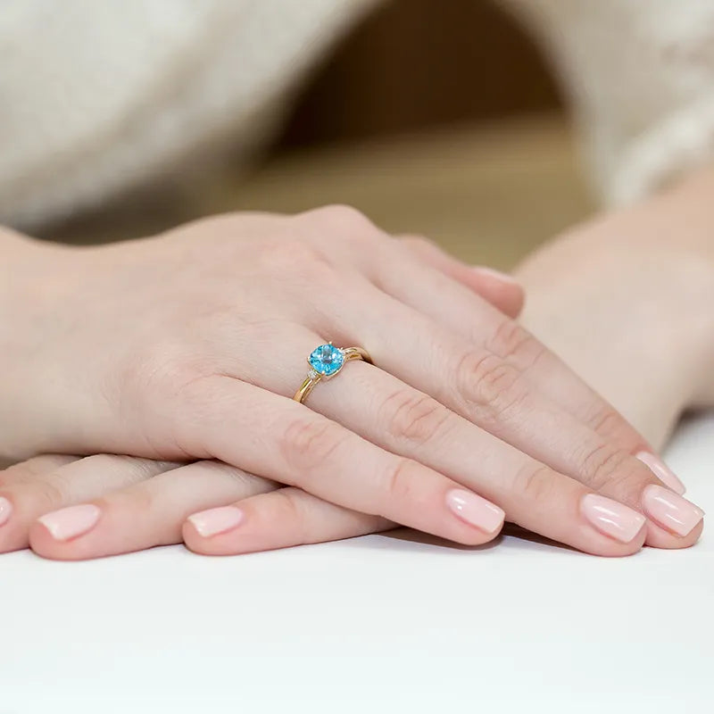 Zlatý prsteň s topásom 1,10 ct a diamantmi