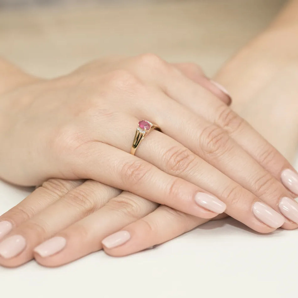 Zlatý prsteň s 0,60 ct rubínom a diamantmi