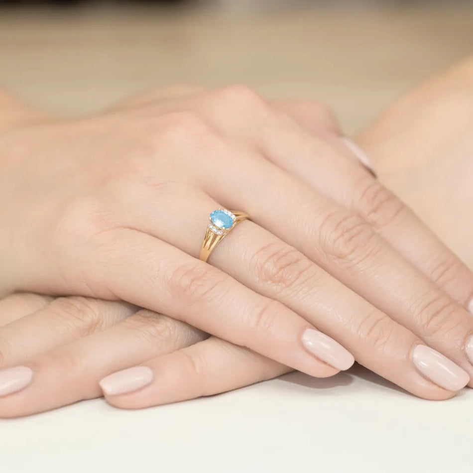 Zlatý prsteň s 0,50 ct topásom a diamantmi