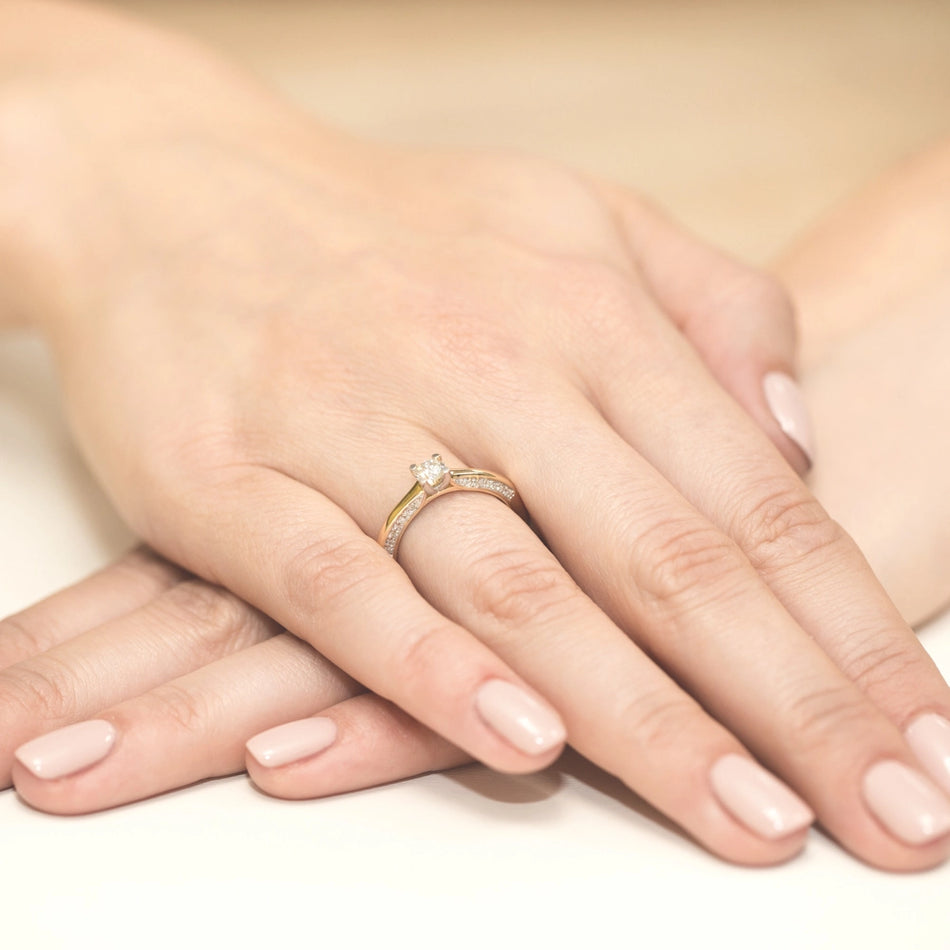 Gold Ring with 0.30ct Lab-diamond set with 28 Lab-diamonds