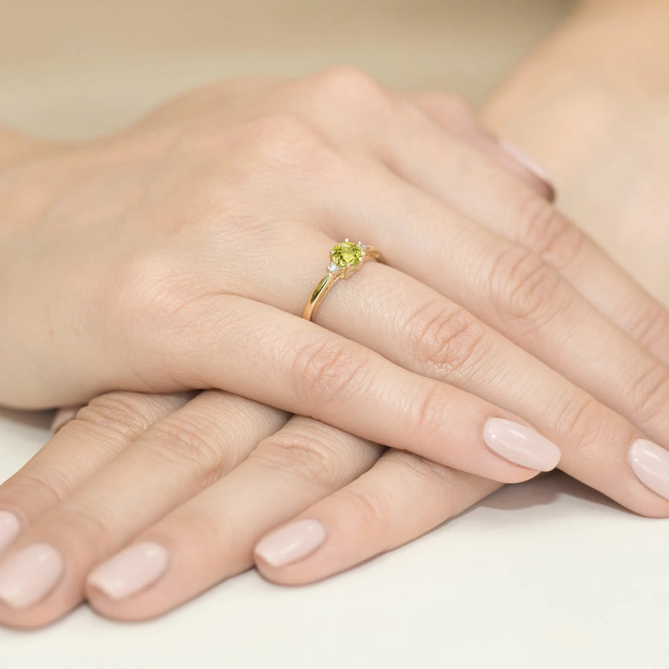 Zlatý prsteň s 0,60 ct olivínom a diamantmi