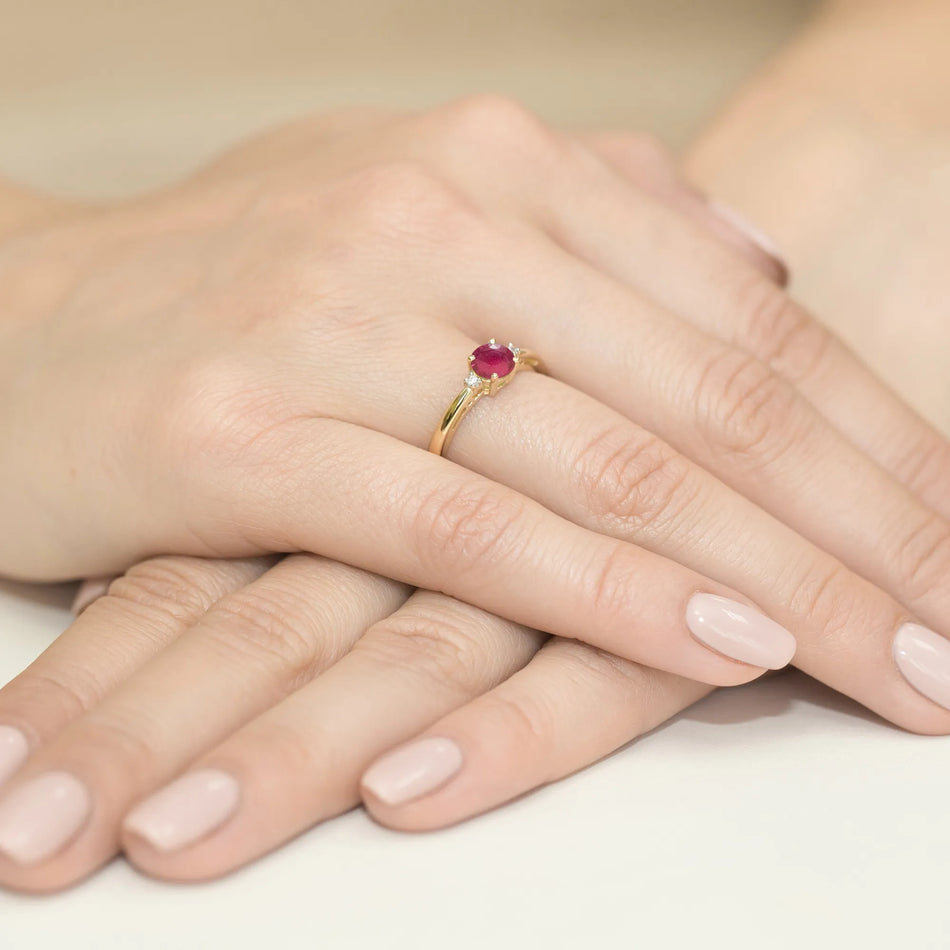 Zlatý prsteň s 0,60 ct rubínom a diamantmi