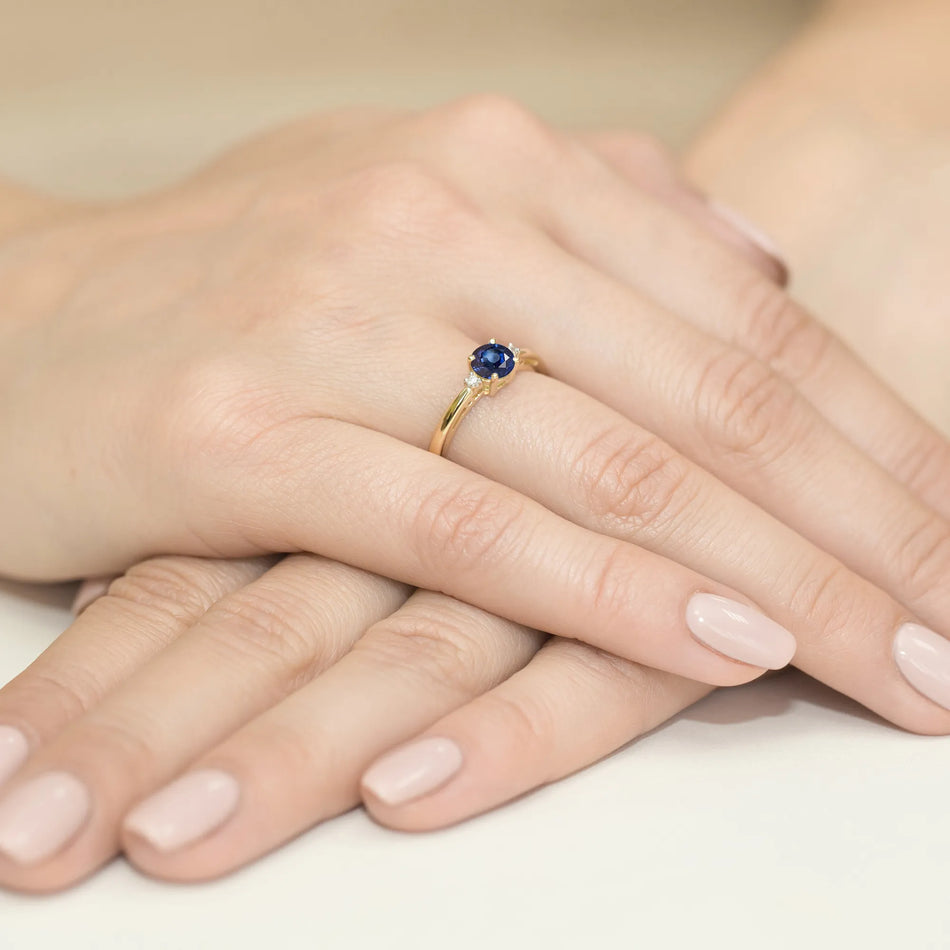 Zlatý prsteň so zafírom 0,50 ct a diamantmi