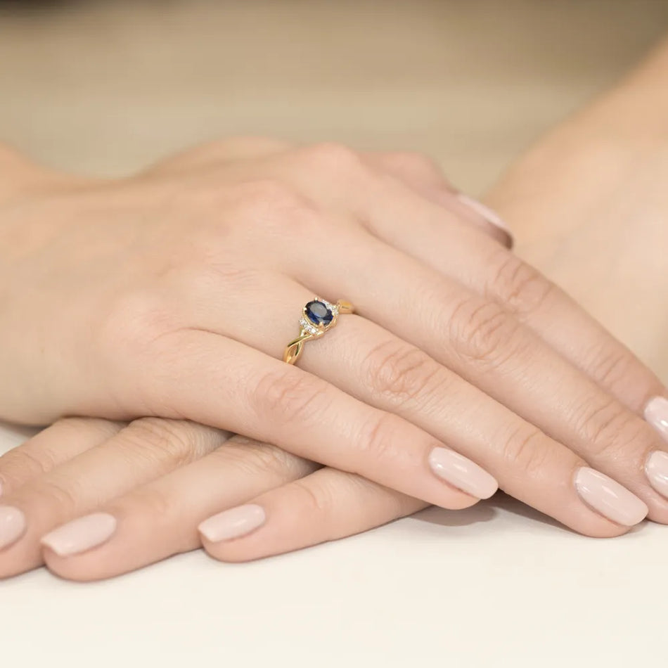 Zlatý prsteň so zafírom 0,70 ct a diamantmi 0,052 ct